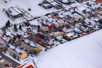 Luftbild von Saarstraße Im Winter bei Schnee in Kandel im Bundesland Rheinland-Pfalz, Deutschland