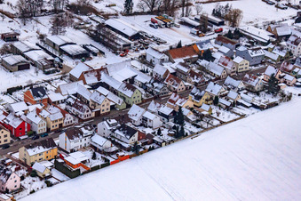 Luftaufnahme von Saarstraße Im Winter bei Schnee in Kandel im Bundesland Rheinland-Pfalz, Deutschland