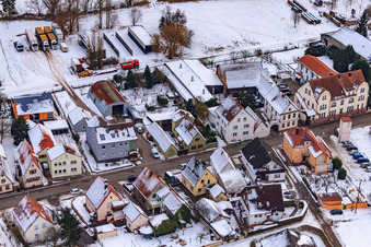 Saarstraße Im Winter bei Schnee in Kandel im Bundesland Rheinland-Pfalz, Deutschland von oben