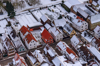 Saarstraße Im Winter bei Schnee in Kandel im Bundesland Rheinland-Pfalz, Deutschland aus der Luft betrachtet
