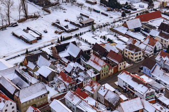 Drohnenaufname von Saarstraße Im Winter bei Schnee in Kandel im Bundesland Rheinland-Pfalz, Deutschland