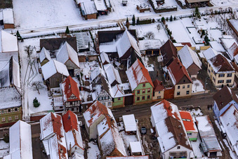 Saarstraße Im Winter bei Schnee in Kandel im Bundesland Rheinland-Pfalz, Deutschland aus der Drohnenperspektive