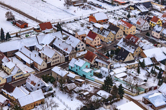 Saarstraße Im Winter bei Schnee in Kandel im Bundesland Rheinland-Pfalz, Deutschland von der Drohne aus gesehen