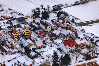 Luftaufnahme von Saarstraße Im Winter bei Schnee in Kandel im Bundesland Rheinland-Pfalz, Deutschland