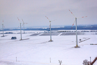 Luftbild von Windkraftanlagen Im Winter bei Schnee in Minfeld im Bundesland Rheinland-Pfalz, Deutschland
