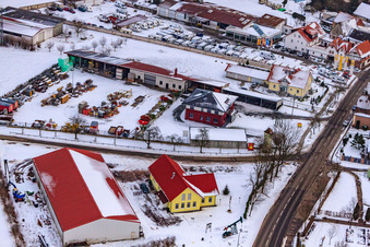 Luftaufnahme von Gockelwirt Im Winter bei Schnee in Minfeld im Bundesland Rheinland-Pfalz, Deutschland