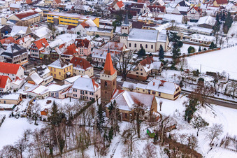 Protest. Kirche Im Winter bei Schnee in Minfeld im Bundesland Rheinland-Pfalz, Deutschland