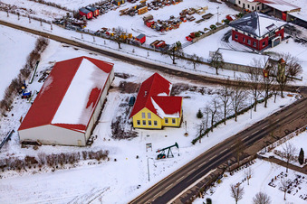 Schrägluftbild von Gockelwirt Im Winter bei Schnee in Minfeld im Bundesland Rheinland-Pfalz, Deutschland
