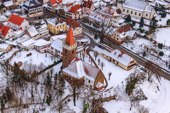 Luftaufnahme von Protest. Kirche Im Winter bei Schnee in Minfeld im Bundesland Rheinland-Pfalz, Deutschland