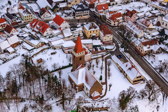 Schrägluftbild von Protest. Kirche Im Winter bei Schnee in Minfeld im Bundesland Rheinland-Pfalz, Deutschland