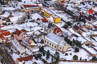 Katholische Kirche Im Winter bei Schnee in Minfeld im Bundesland Rheinland-Pfalz, Deutschland