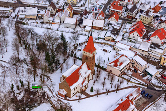 Protest. Kirche Im Winter bei Schnee in Minfeld im Bundesland Rheinland-Pfalz, Deutschland von oben