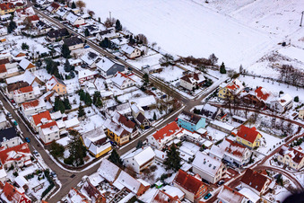 Luftbild von Herrengasse Im Winter bei Schnee in Minfeld im Bundesland Rheinland-Pfalz, Deutschland