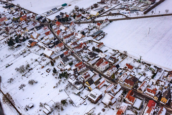 Luftaufnahme von Gänsried Im Winter bei Schnee in Freckenfeld im Bundesland Rheinland-Pfalz, Deutschland