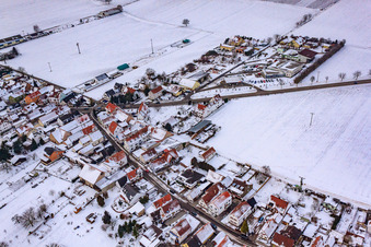 Schrägluftbild von Gänsried Im Winter bei Schnee in Freckenfeld im Bundesland Rheinland-Pfalz, Deutschland