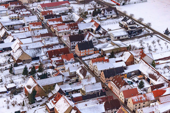 Luftbild von Hauptstraße bei Schnee in Freckenfeld im Bundesland Rheinland-Pfalz, Deutschland