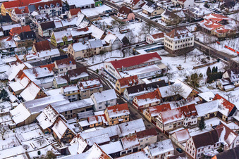 Dorfplatz mit Grundschule bei Schnee in Freckenfeld im Bundesland Rheinland-Pfalz, Deutschland