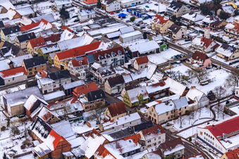 Luftaufnahme von Hauptstraße bei Schnee in Freckenfeld im Bundesland Rheinland-Pfalz, Deutschland