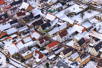 Hauptstraße bei Schnee in Freckenfeld im Bundesland Rheinland-Pfalz, Deutschland von oben