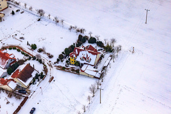 Luftaufnahme von Wildgehege am Gasthaus zur Brauerei bei Schnee in Freckenfeld im Bundesland Rheinland-Pfalz, Deutschland