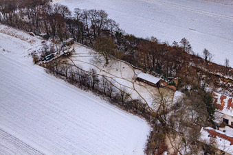 Schrägluftbild von Wildgehege am Gasthaus zur Brauerei bei Schnee in Freckenfeld im Bundesland Rheinland-Pfalz, Deutschland