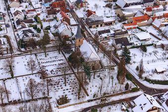 Luftbild von Wolfsgangskirche bei Schnee in Freckenfeld im Bundesland Rheinland-Pfalz, Deutschland