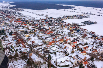 Kirchstraße bei Schnee in Freckenfeld im Bundesland Rheinland-Pfalz, Deutschland