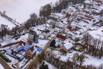 Hauptstraße bei Schnee in Vollmersweiler im Bundesland Rheinland-Pfalz, Deutschland