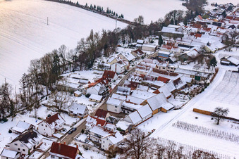 Luftbild von Hauptstraße bei Schnee in Vollmersweiler im Bundesland Rheinland-Pfalz, Deutschland