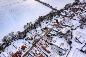 Schrägluftbild von Hauptstraße bei Schnee in Vollmersweiler im Bundesland Rheinland-Pfalz, Deutschland