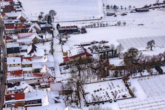 Friedhof bei Schnee in Vollmersweiler im Bundesland Rheinland-Pfalz, Deutschland
