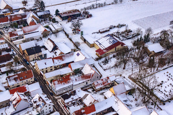 Luftbild von Weingut Nagel bei Schnee in Vollmersweiler im Bundesland Rheinland-Pfalz, Deutschland