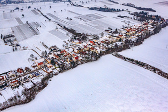 Hauptstraße bei Schnee in Vollmersweiler im Bundesland Rheinland-Pfalz, Deutschland von oben