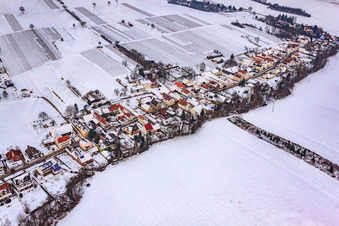 Hauptstraße bei Schnee in Vollmersweiler im Bundesland Rheinland-Pfalz, Deutschland aus der Luft