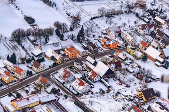 In den Hofäckern im Winter im Schnee im Ortsteil Kleinsteinfeld in Niederotterbach im Bundesland Rheinland-Pfalz, Deutschland