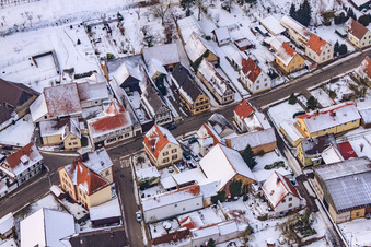 Nidergasse im Winter im Schnee im Ortsteil Kleinsteinfeld in Niederotterbach im Bundesland Rheinland-Pfalz, Deutschland