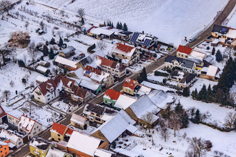 Hauptstraße im Winter im Schnee im Ortsteil Kleinsteinfeld in Niederotterbach im Bundesland Rheinland-Pfalz, Deutschland