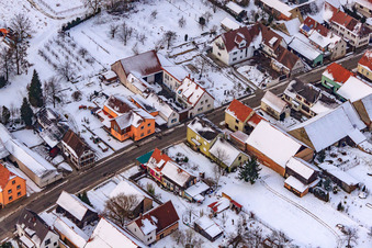Luftbild von Hauptstraße im Winter im Schnee im Ortsteil Kleinsteinfeld in Niederotterbach im Bundesland Rheinland-Pfalz, Deutschland