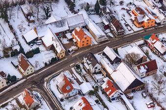 Luftaufnahme von Hauptstraße im Winter im Schnee im Ortsteil Kleinsteinfeld in Niederotterbach im Bundesland Rheinland-Pfalz, Deutschland