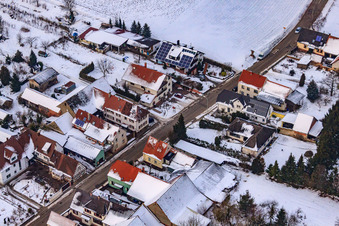 Schrägluftbild von Hauptstraße im Winter im Schnee im Ortsteil Kleinsteinfeld in Niederotterbach im Bundesland Rheinland-Pfalz, Deutschland