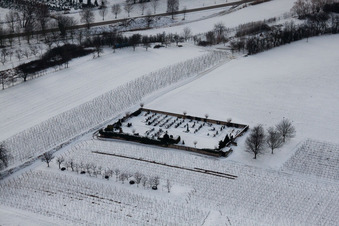 Friedhof im Schnee im Ortsteil Kleinsteinfeld in Niederotterbach im Bundesland Rheinland-Pfalz, Deutschland