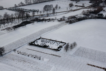Luftbild von Friedhof im Schnee im Ortsteil Kleinsteinfeld in Niederotterbach im Bundesland Rheinland-Pfalz, Deutschland