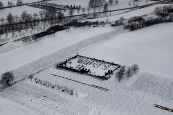 Luftaufnahme von Friedhof im Schnee im Ortsteil Kleinsteinfeld in Niederotterbach im Bundesland Rheinland-Pfalz, Deutschland