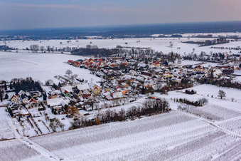 Dorfansicht von Nordwesten im Winter im Schnee im Ortsteil Kleinsteinfeld in Niederotterbach im Bundesland Rheinland-Pfalz, Deutschland