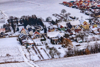 Hauptstraße im Winter im Schnee im Ortsteil Kleinsteinfeld in Niederotterbach im Bundesland Rheinland-Pfalz, Deutschland von oben