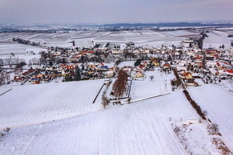 Dorfansicht von Süden im Winter im Schnee in Dierbach im Bundesland Rheinland-Pfalz, Deutschland