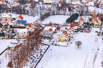 Luftbild von Friedhof bei Schnee in Dierbach im Bundesland Rheinland-Pfalz, Deutschland