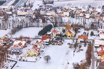 Friedhofstraße bei Schnee in Dierbach im Bundesland Rheinland-Pfalz, Deutschland