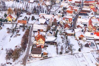 Luftbild von Friedhofstraße bei Schnee in Dierbach im Bundesland Rheinland-Pfalz, Deutschland