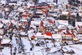 Hauptstraße im Winter im Schnee in Dierbach im Bundesland Rheinland-Pfalz, Deutschland